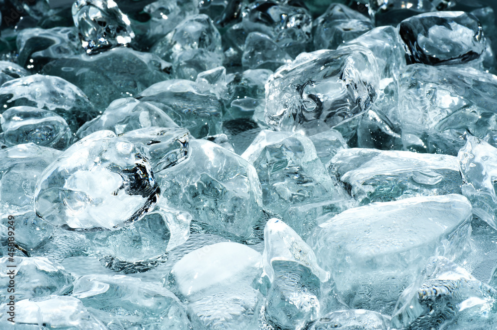 透明感のある氷の集合