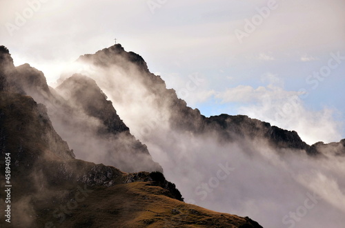 Berggipfel in Wolken © Andreas P