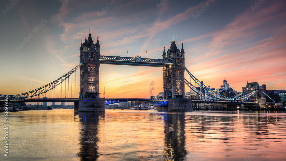 Obraz premium tower bridge at sunrise
