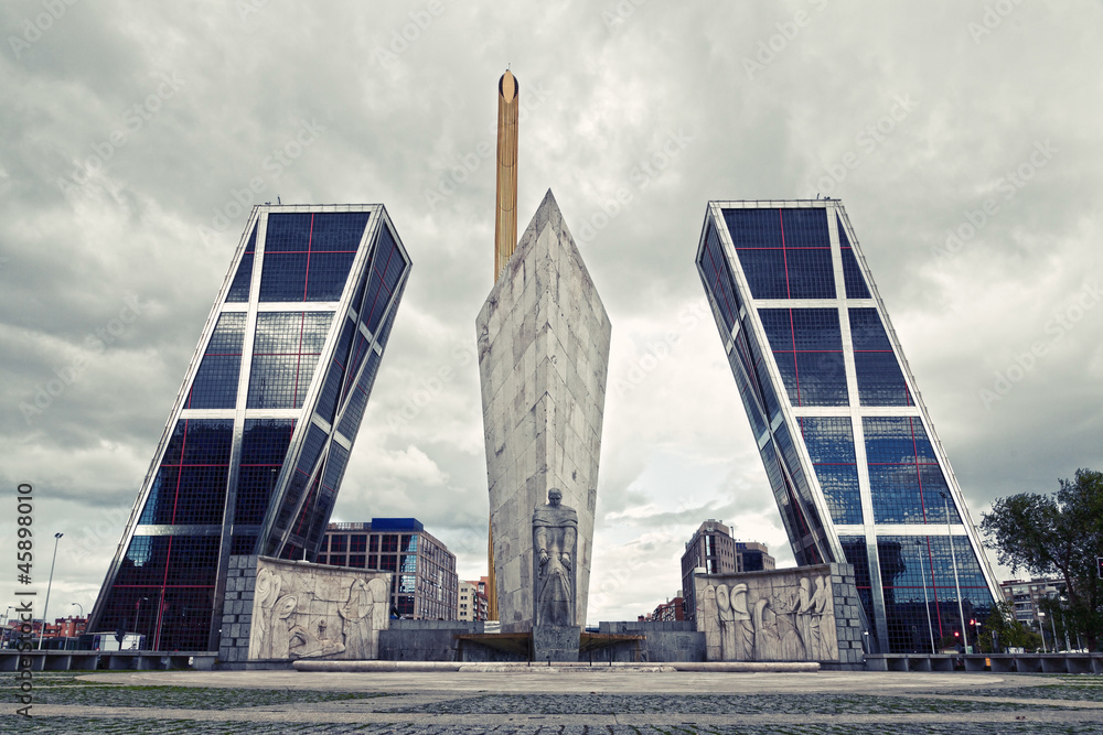 Fototapeta premium Modern Architecture in Madrid (Puerta de Europa)