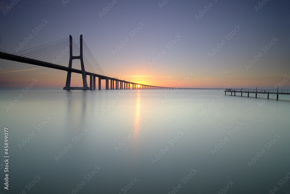 Fototapeta premium Nascer do sol e ponte Vasco da Gama