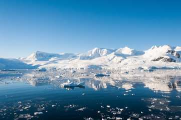Fotobehang Zuidpoolgebied Indrukwekkend zeelandschap op Antarctica  © Asya M