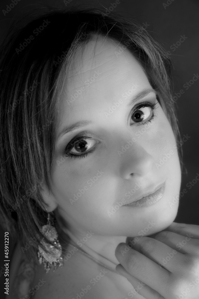 Fototapeta premium portrait de femme en noir et blanc