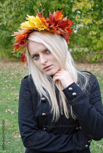 junge Frau im Herbst mit Blattkrone