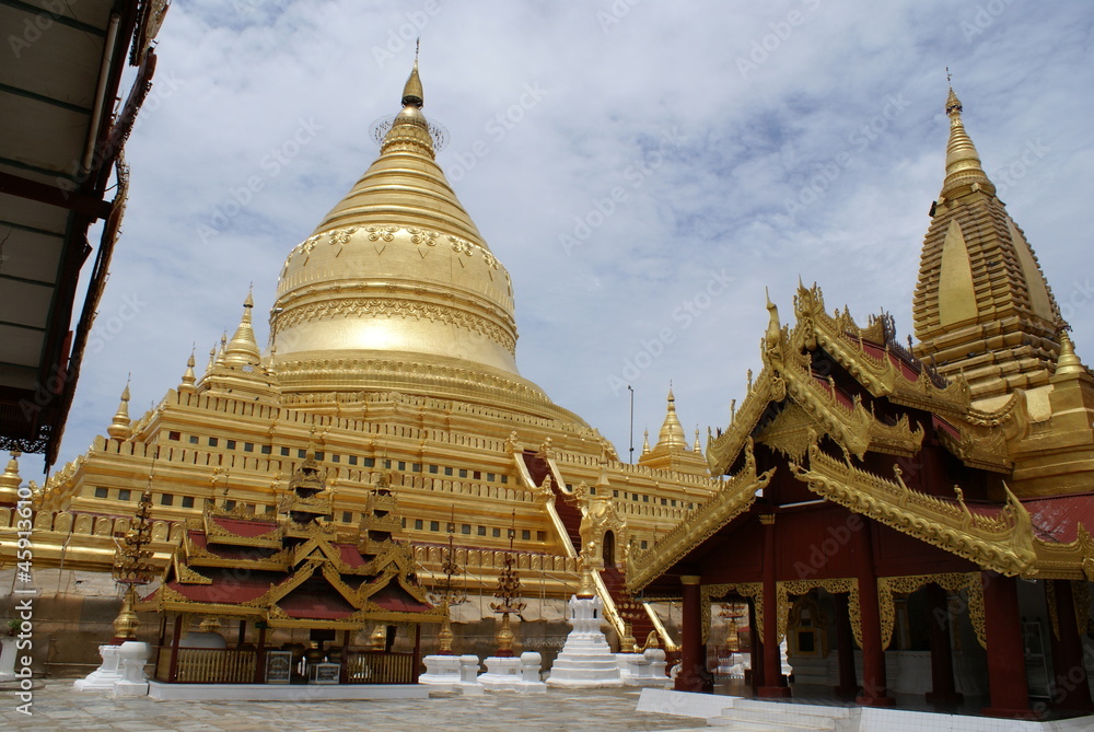 Fototapeta premium ミャンマー シュエズィーゴォン・パゴダ