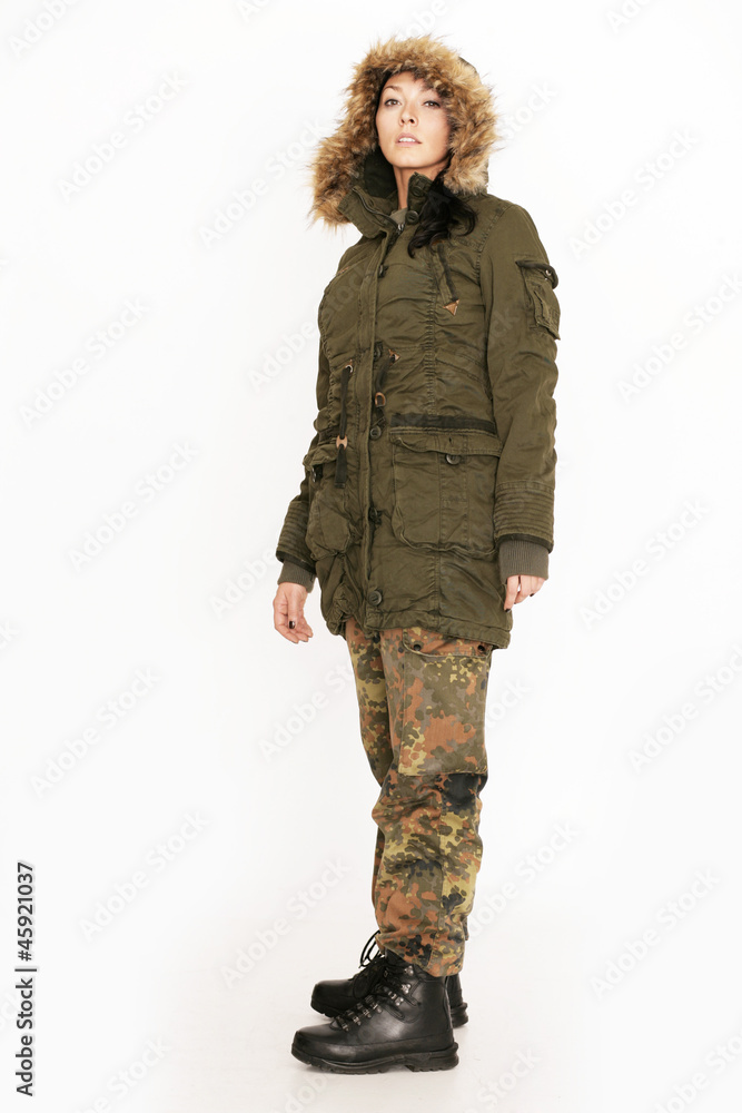 Frau in Tarnkleidung Frau in Tarnkleidung