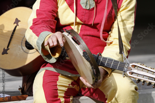 Gaukler mit Tambourin photo