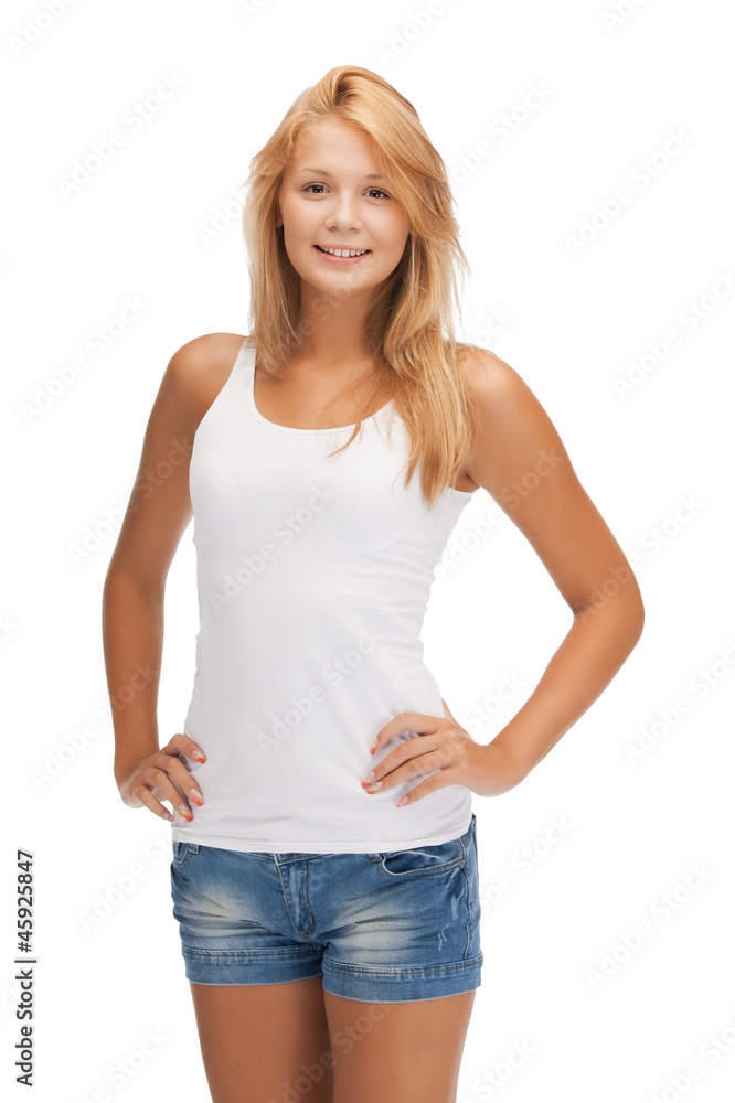 Obraz premium smiling teenage girl in blank white t-shirt