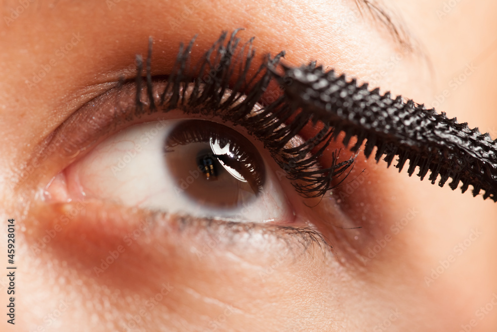 Obraz premium Woman applying mascara