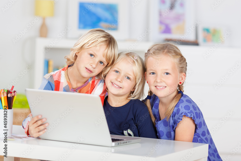 drei mädchen mit laptop
