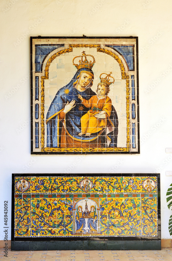Altar de azulejos con retablo