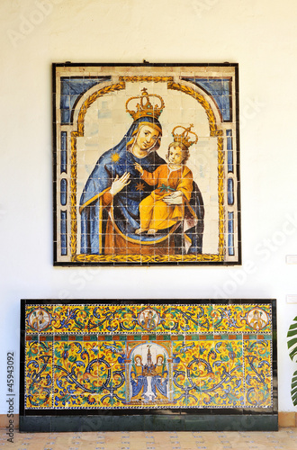 Altar de azulejos con retablo