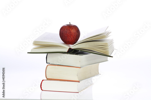 Bücher mit Apfel