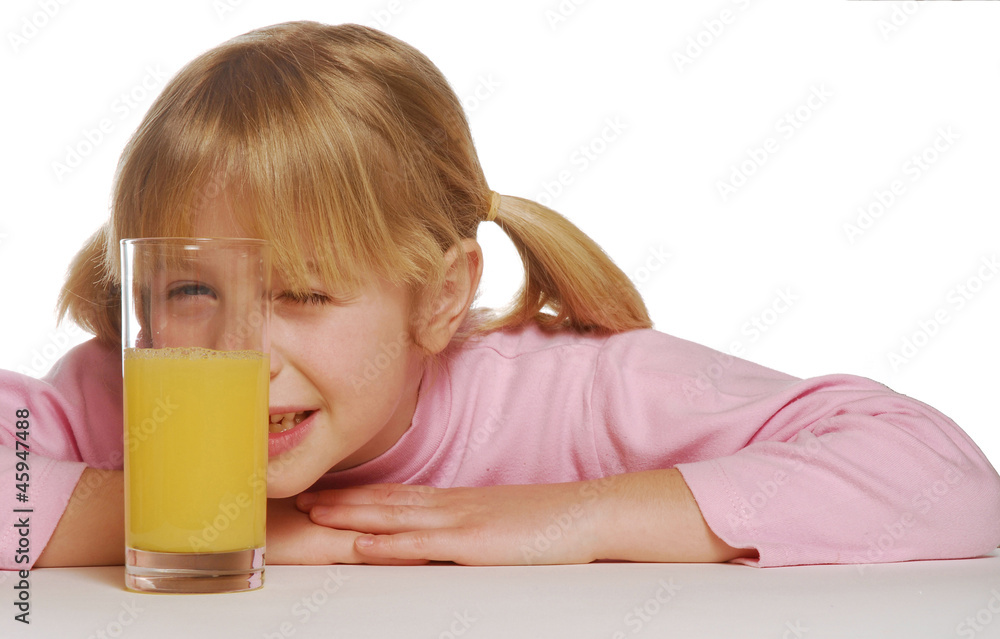 Niña divertida jugo de naranja.bebiendo jugo. Niña divertida jugo de naranja.bebiendo jugo.
