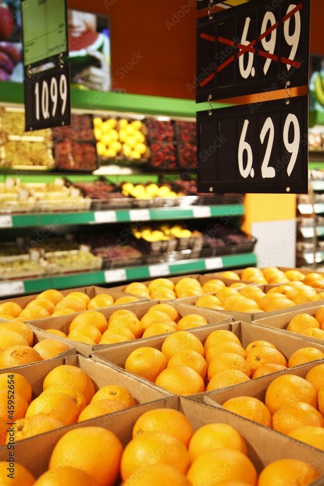 Fresh oranges in grocery discounts