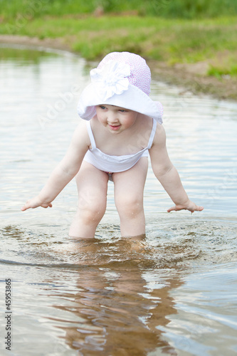 Fototapeta Naklejka Na Ścianę i Meble -  Little girl playing in water