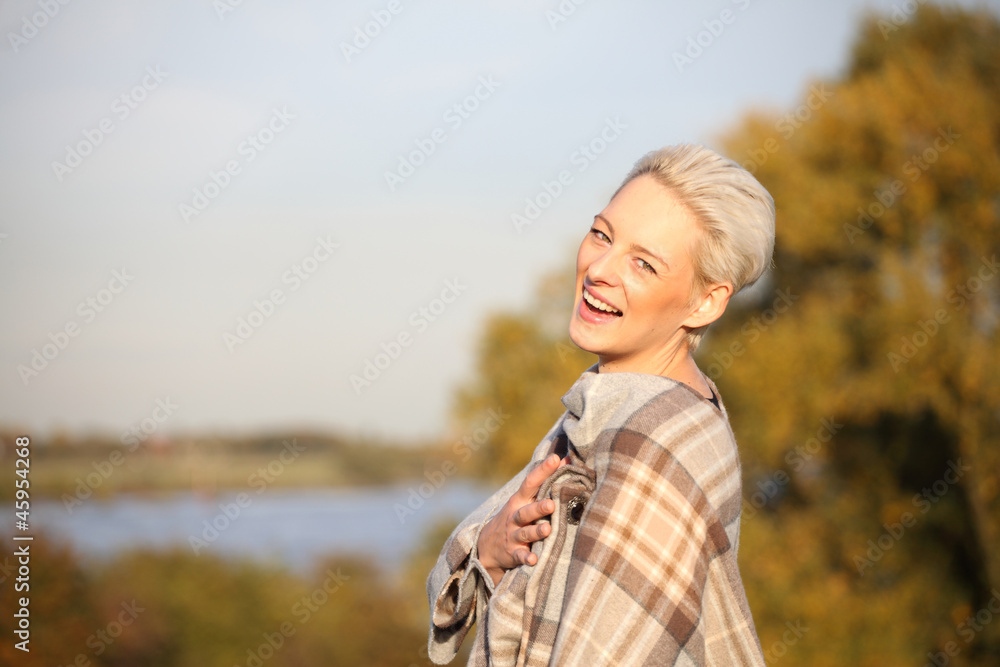 junge frau lachend in der natur junge frau lachend in der natur