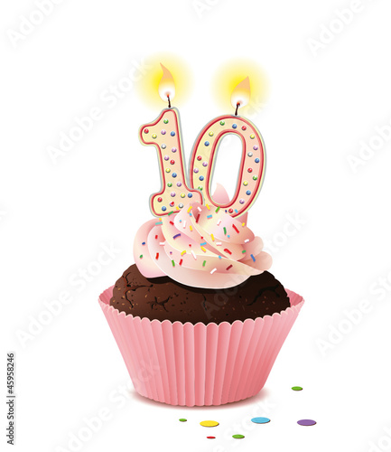 Cupcake mit Kerze und die Zahl 10
