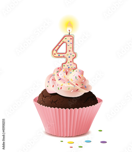 Cupcake mit Kerze und die Zahl 4