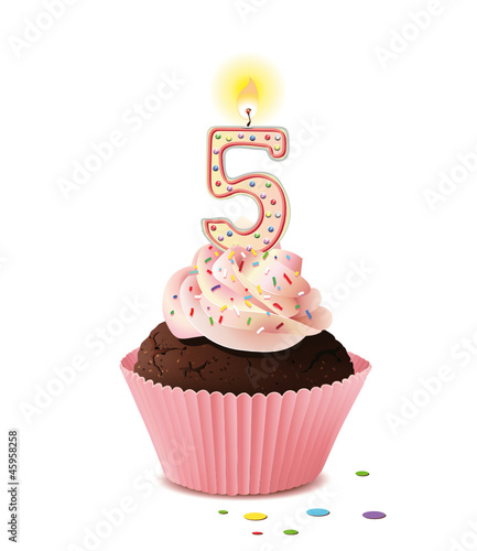 Cupcake mit Kerze und die Zahl 5