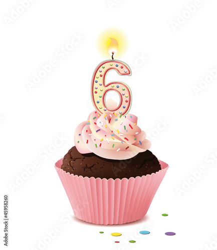 Cupcake mit Kerze und die Zahl 6