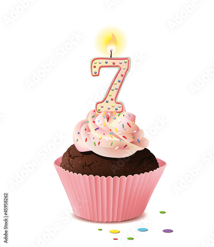 Cupcake mit Kerze und die Zahl 7