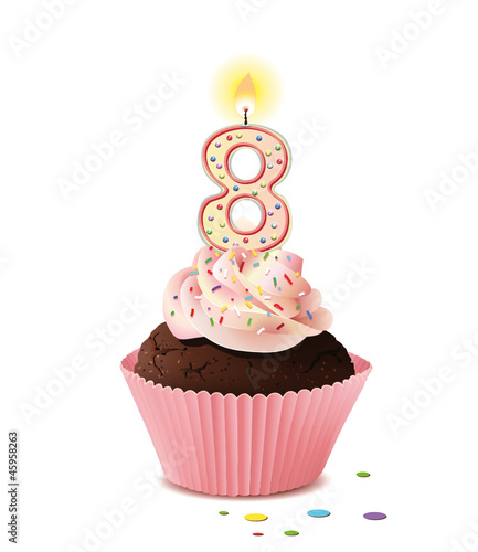 Cupcake mit Kerze und die Zahl 8