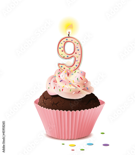 Cupcake mit Kerze und die Zahl 9