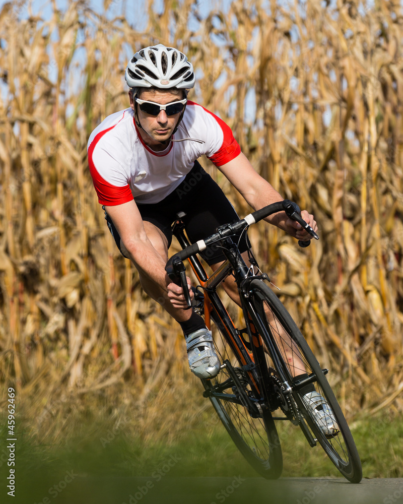 Fototapeta premium Rennradfahrer in der Kurve