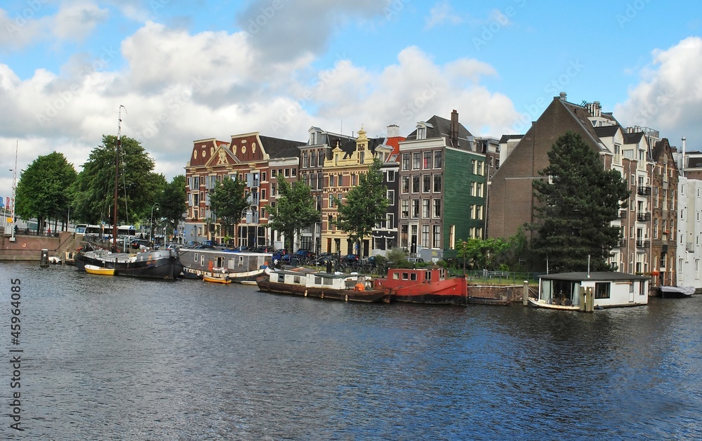 На канале в Амстердаме
