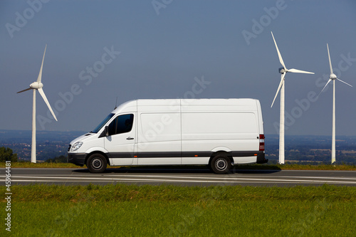 Weißer Transporter auf der Straße