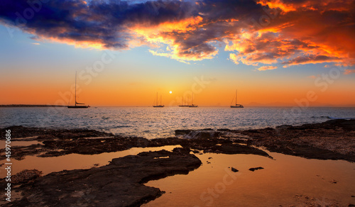 Foto colorful sunset of Ibiza view from formentera