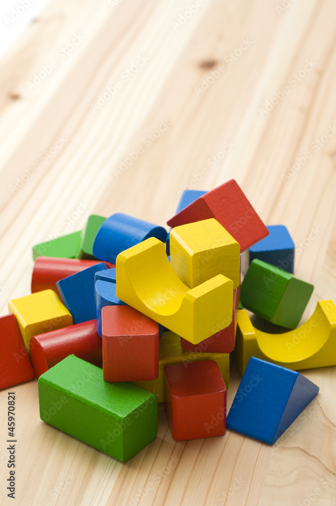 Obraz premium 木の床とカラフルな積み木