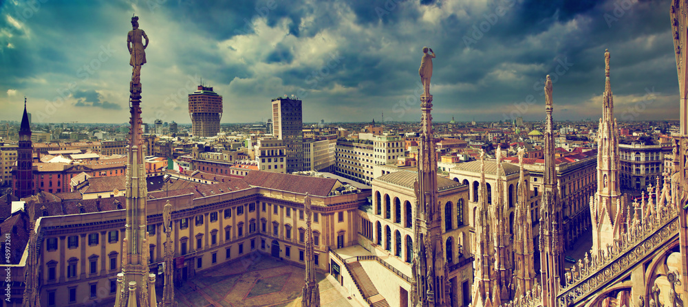 Naklejka premium Mediolan, Włochy. Panorama miasta. Widok na Pałac Królewski