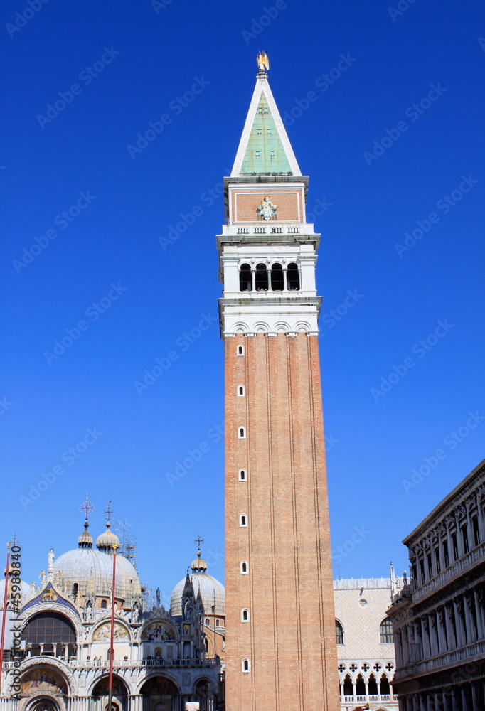 Obraz premium Le Campanile et la basilique Saint-Marc à Venise, Italie