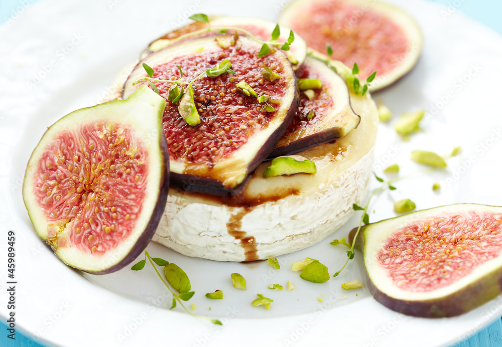 Baked Camembert with Figs, Pistachios and Thyme Baked Camembert with Figs, Pistachios and Thyme