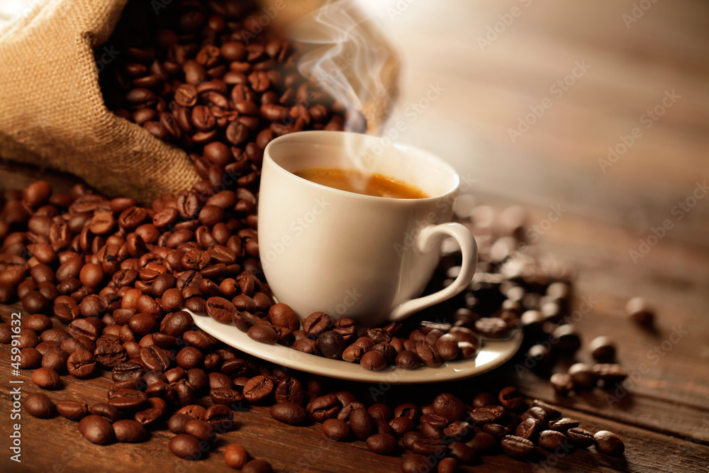 Obraz premium filiżankę parującej kawy