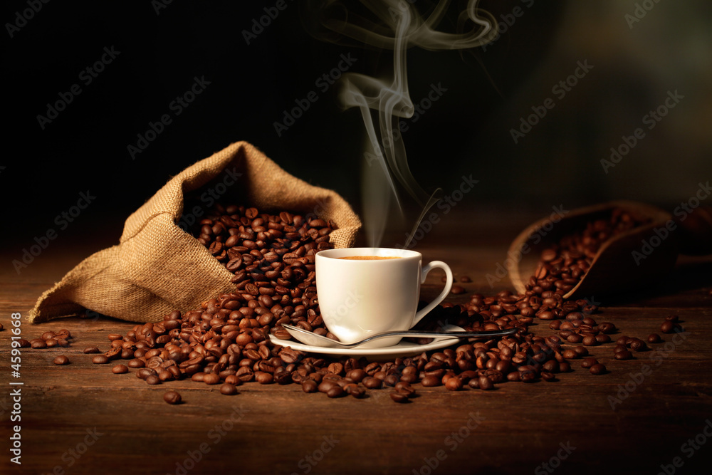 Obraz premium kubek parującej kawy