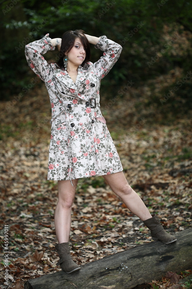 Ragazza nel bosco con impermeabile Ragazza nel bosco con impermeabile