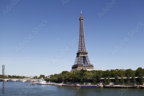 Bord de la Seine et la tour Eiffel à Paris © Atlantis