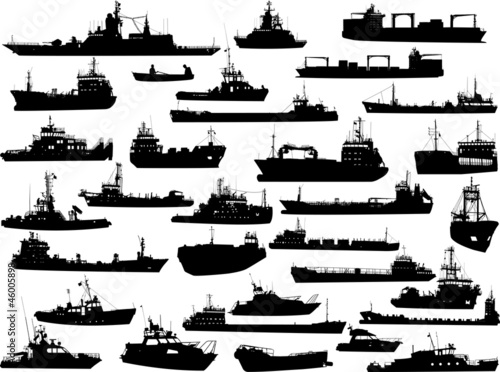 Foto Set of 32 silhouettes of sea yachts, towboat and the ships