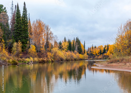 Fototapeta Naklejka Na Ścianę i Meble -  Autumn landscape with the river