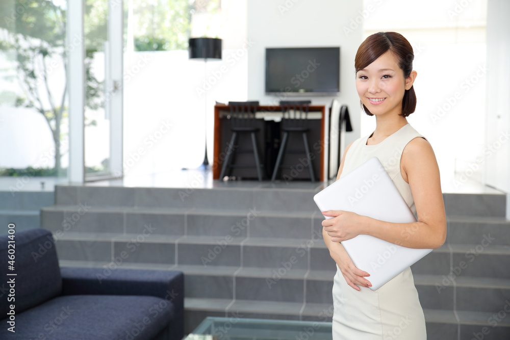 パソコンを持つ女性