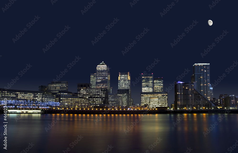 Fototapeta premium The cityscape of Canary Wharf in London at night.