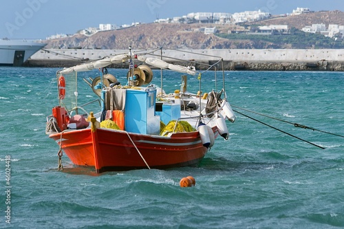 Barca sul porto di Mykonos, Grecia photo