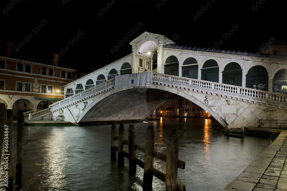 ponte di rialto by night