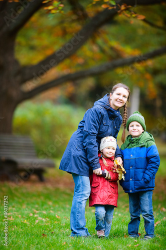 Family at autumn park © BlueOrange Studio