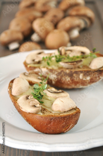 Überbackenes Brot mit Pilzen