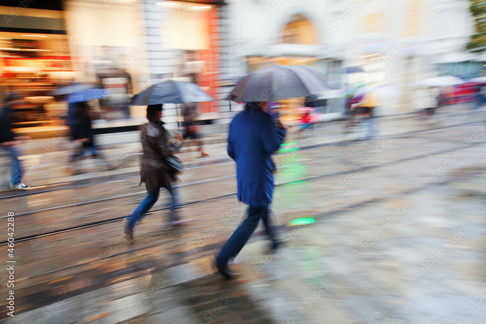 shoppende Menschen in der regnerischen Stadt