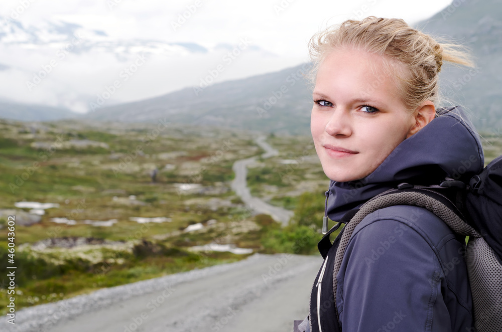 junge blonde Frau beim wandern